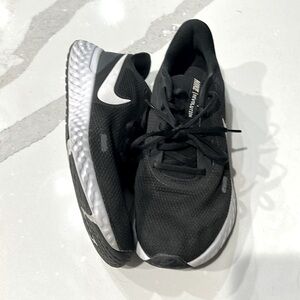 Nike Revolution 5 Women’s Size 9